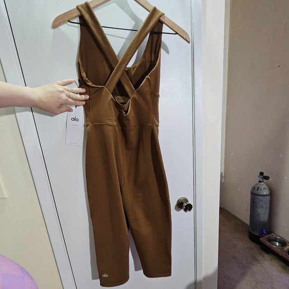 🏷️NWT ALO Yoga Airbrush Physique Capri Onesie In Cinnamon Brown - Various Sizes - Picture 7 of 15